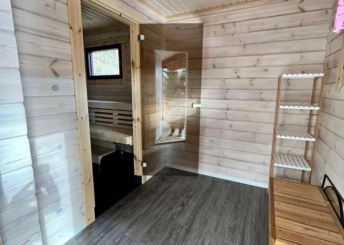 Saunamoekki Iltahurri, Laatulomat 木屋 *